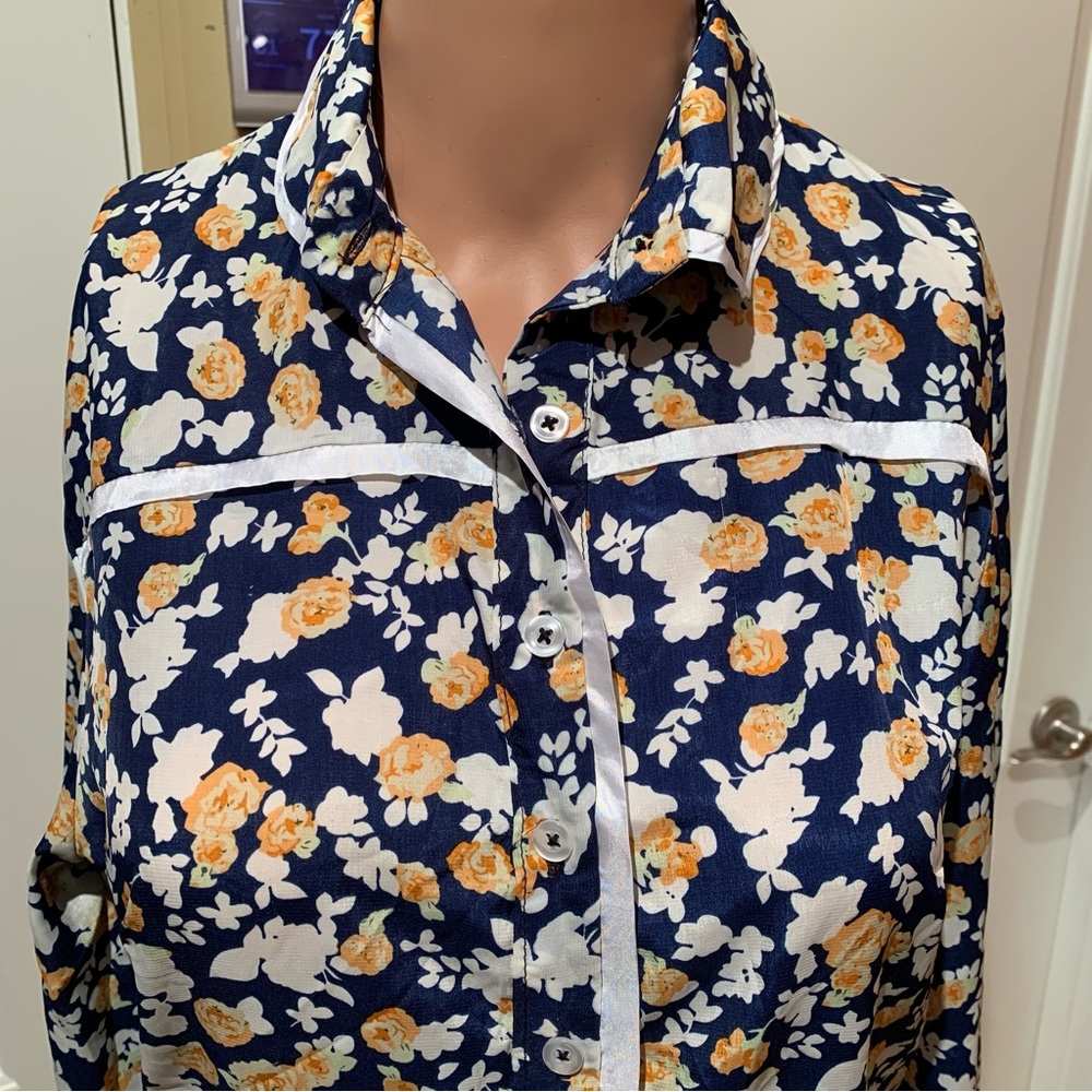 SHABBY APPLE. Printed blue‎ blouse w/flowers. Button down.like satin.Slee…